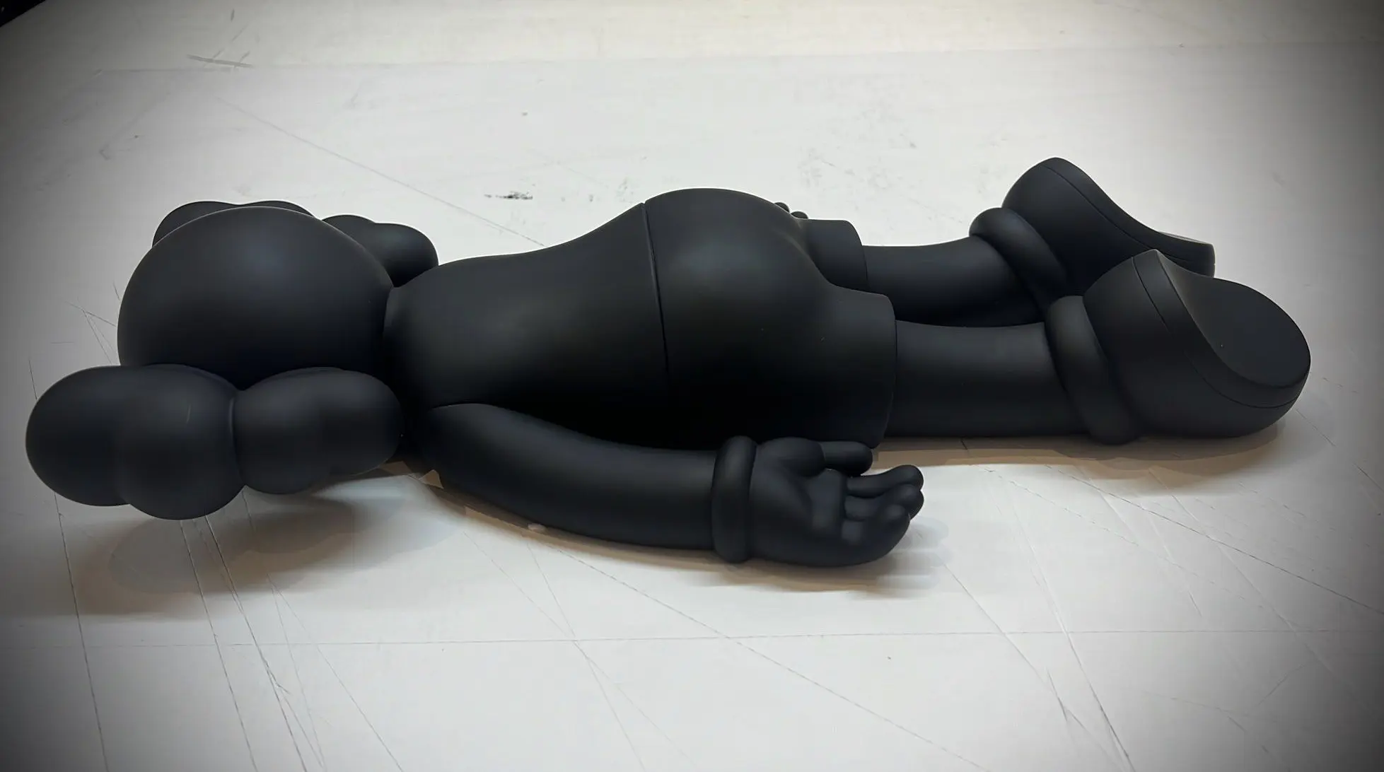 Kaws Face Down Companion - Afbeelding 2